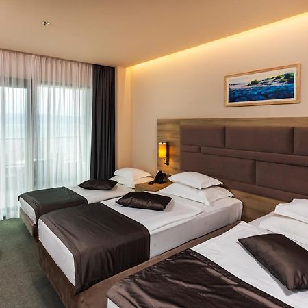 Hotel Plaza Duce Bagian luar foto