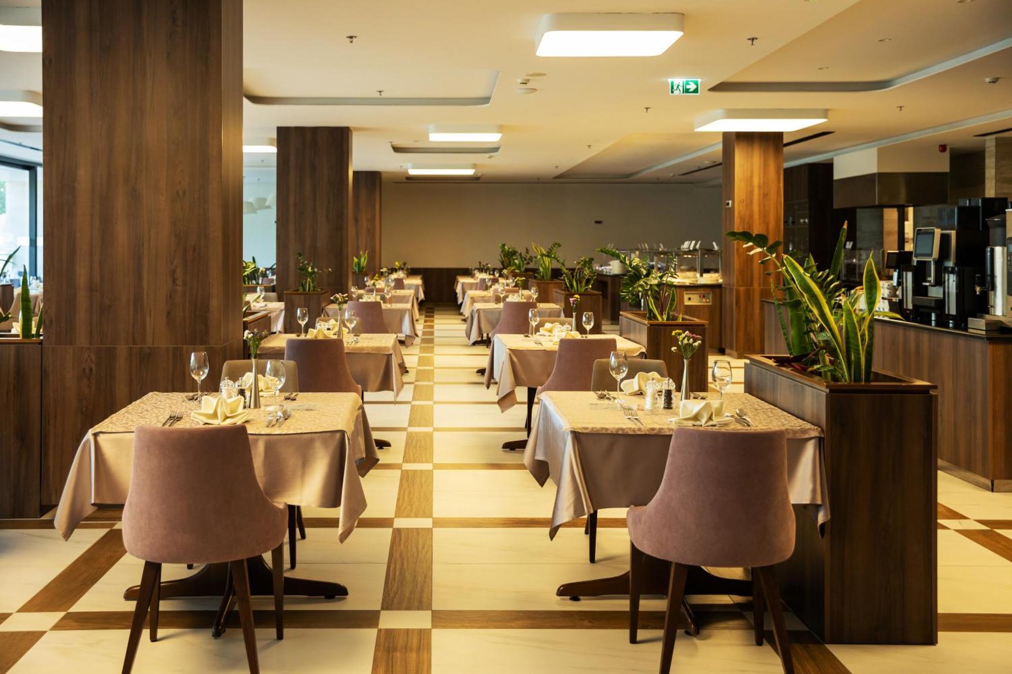 Hotel Plaza Duce Bagian luar foto