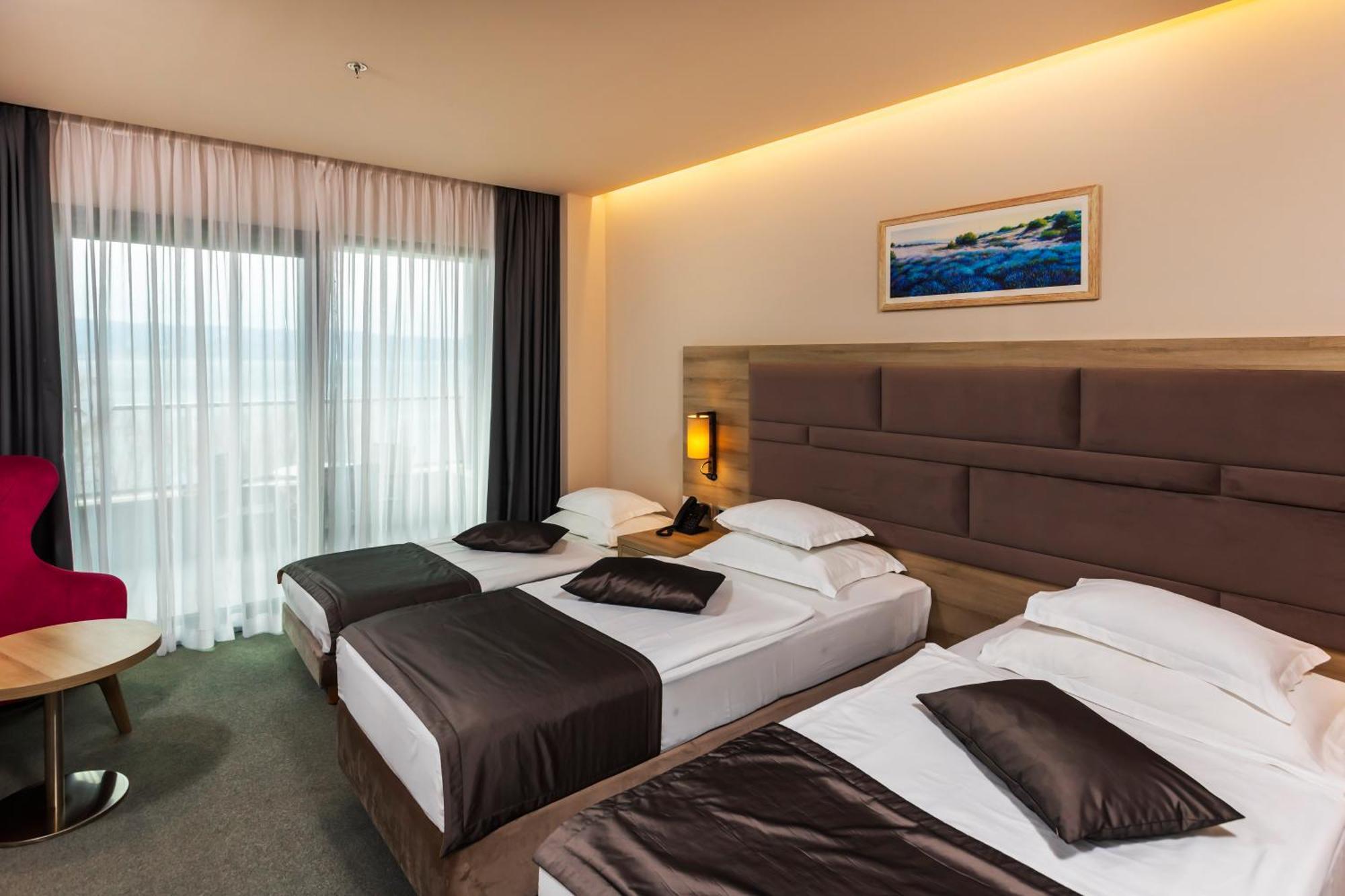 Hotel Plaza Duce Bagian luar foto